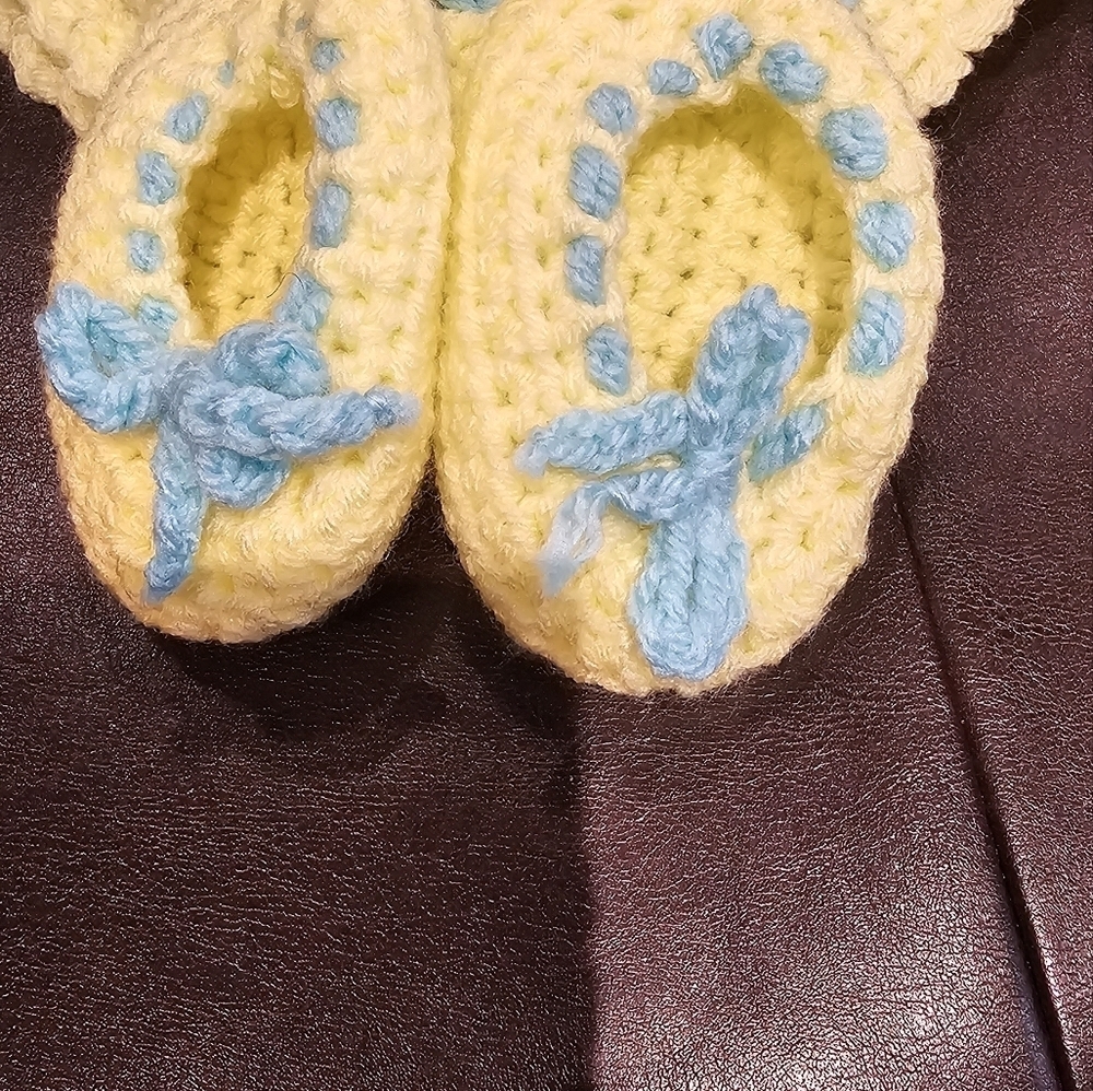 Crocheted Baby Layette - 4 Piece - Picture 6 of 8